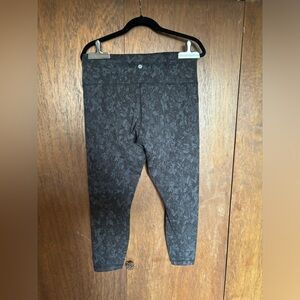 Lululemon Wunder Train HR 25” legging. Black snake skin pattern. Size 14.